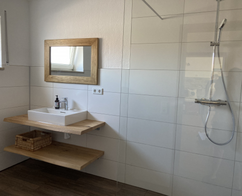 Badezimmer mit Dusche